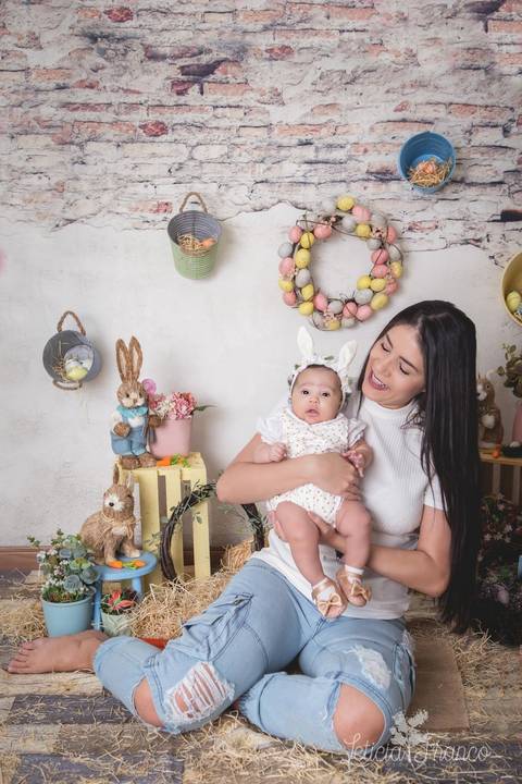 ensaio de páscoa em brasilia leticia franco fotografia df lago sul jardim botanico candy colors coelhos orelha de coelho manuella no colo da mamãe olhando pra ela'