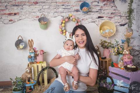 ensaio de páscoa em brasilia leticia franco fotografia df lago sul jardim botanico candy colors coelhos orelha de coelho manuella no colo da mamãe olhando pra mim'