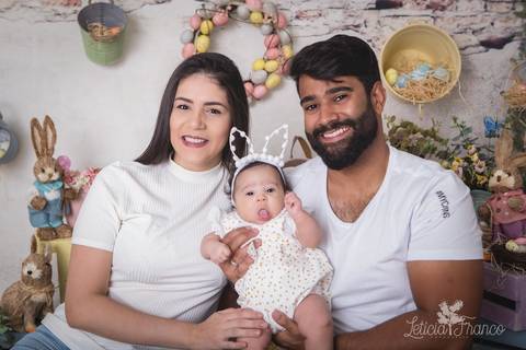 ensaio de páscoa em brasilia leticia franco fotografia df lago sul jardim botanico candy colors coelhos orelha de coelho manuella com mamãe e papai bem de pertinho'
