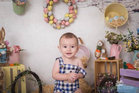ensaio de páscoa em brasilia leticia franco fotografia df lago sul jardim botanico candy colors coelhos orelha de coelho samuel com roupinha xadrez sorrindo'
