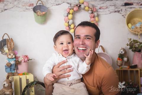 ensaio de páscoa em brasilia leticia franco fotografia df lago sul jardim botanico candy colors coelhos orelha de coelho romero no colo do papai os dois sorrindo'