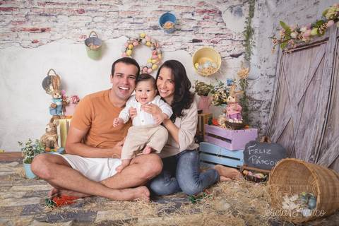 ensaio de páscoa em brasilia leticia franco fotografia df lago sul jardim botanico candy colors coelhos orelha de coelho romero com papai e a mamãe'
