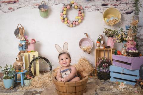 ensaio de páscoa em brasilia leticia franco fotografia df lago sul jardim botanico candy colors coelhos orelha de coelho romero na tina de madeira sorrindo'