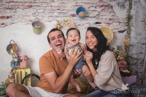 ensaio de páscoa em brasilia leticia franco fotografia df lago sul jardim botanico candy colors coelhos orelha de coelho romero com papai e mamãe todo mundo rindo'