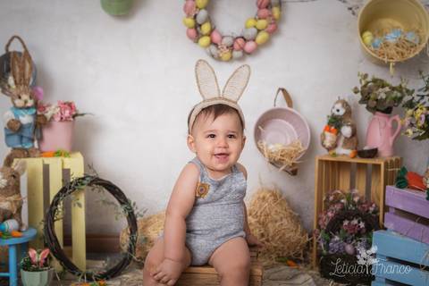 ensaio de páscoa em brasilia leticia franco fotografia df lago sul jardim botanico candy colors coelhos orelha de coelho fernando sorrindo com macacão cinza'