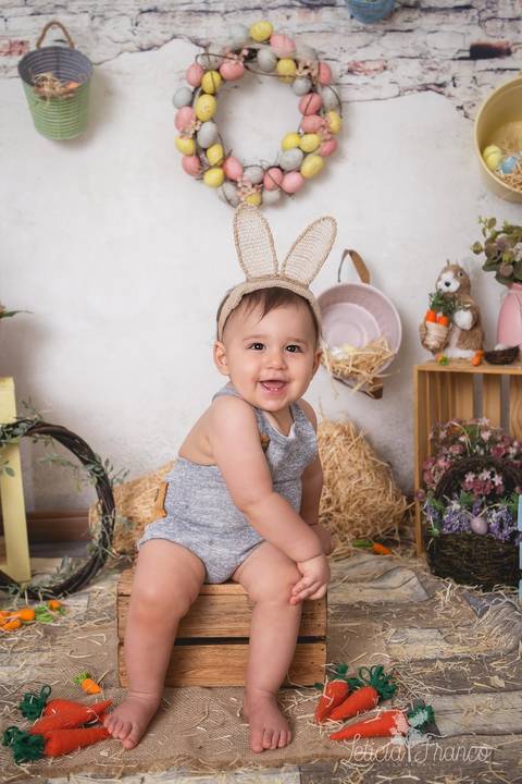 ensaio de páscoa em brasilia leticia franco fotografia df lago sul jardim botanico candy colors coelhos orelha de coelho fernando sorrindo com macacão cinza mão no joelho'