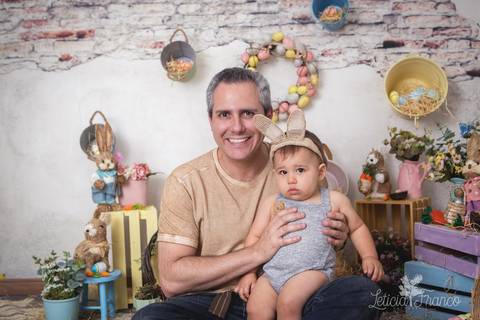 ensaio de páscoa em brasilia leticia franco fotografia df lago sul jardim botanico candy colors coelhos orelha de coelho fernando sorrindo com macacão cinza no colo do papai'