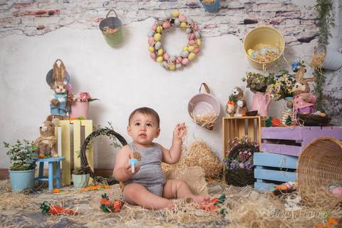 ensaio de páscoa em brasilia leticia franco fotografia df lago sul jardim botanico candy colors coelhos orelha de coelho fernando sorrindo com macacão cinza sentado no chão sorrindo'