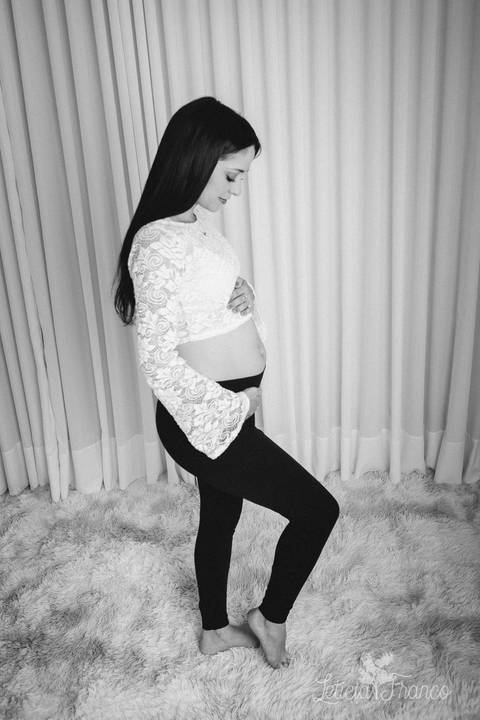 ensaio gestante mamãe recém nascido newborn fotografa fotógrafa brasília df distrito federal baby bebe reborn book melhor leticia franco letícia estúdio cropped de renda branco barriguinha aparecendo 28 semanas olhando pra barriga'