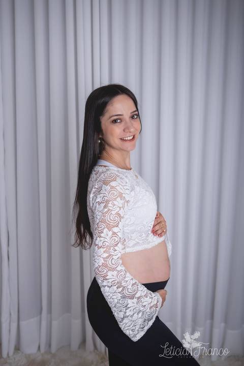ensaio gestante mamãe recém nascido newborn fotografa fotógrafa brasília df distrito federal baby bebe reborn book melhor leticia franco letícia estúdio cropped de renda branco barriguinha aparecendo 28 semanas olhando pra cima'