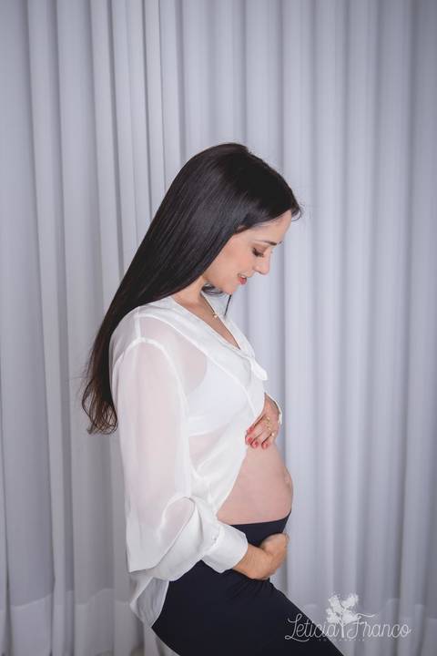 ensaio gestante mamãe recém nascido newborn fotografa fotógrafa brasília df distrito federal baby bebe reborn book melhor leticia franco letícia estúdio blusa branca barriguinha aparecendo 28 semanas'