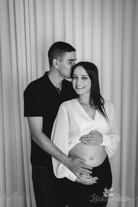 ensaio gestante mamãe recém nascido newborn fotografa fotógrafa brasília df distrito federal baby bebe reborn book melhor leticia franco letícia estúdio blusa branca barriguinha aparecendo 28 semanas com papai beijando e ela me olhando paula e ernane'