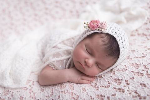 bebê recém nascido newborn brasilia fotografa fotografo fotógrafa brasília df distrito federal baby bebe reborn book melhor leticia franco menina azul e rosa com wrap por cima e touca'