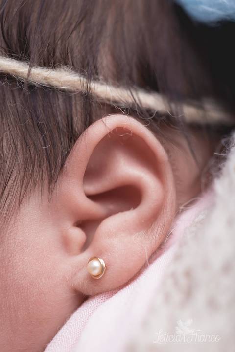 bebê recém nascido newborn brasilia fotografa fotografo fotógrafa brasília df distrito federal baby bebe reborn book melhor leticia franco menina azul e rosa detalhe orelha'