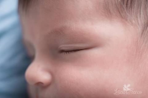 bebê recém nascido newborn brasilia fotografa fotografo fotógrafa brasília df distrito federal baby bebe reborn book melhor leticia franco menina azul e rosa detalhe perfil orelha e nariz'