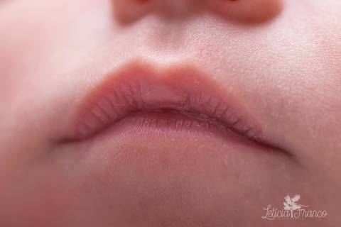 bebê recém nascido newborn brasilia fotografa fotografo fotógrafa brasília df distrito federal baby bebe reborn book melhor leticia franco menina azul e rosa detalhe boca'