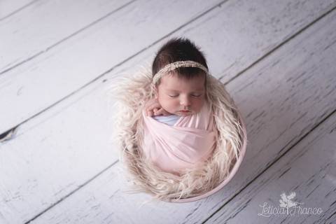 bebê recém nascido newborn brasilia fotografa fotografo fotógrafa brasília df distrito federal baby bebe reborn book melhor leticia franco menina azul e rosa no wrap no balde de cima'