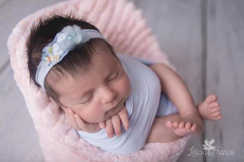 bebê recém nascido newborn brasilia fotografa fotografo fotógrafa brasília df distrito federal baby bebe reborn book melhor leticia franco menina azul e rosa enrolada no wrap azul na cadeirinha'