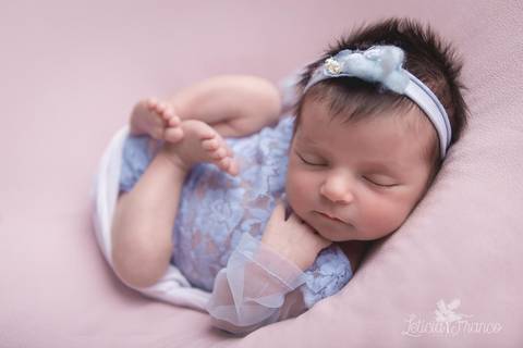 bebê recém nascido newborn brasilia fotografa fotografo fotógrafa brasília df distrito federal baby bebe reborn book melhor leticia franco menina azul e rosa pose musa com mão no queixo barriga pra cima'