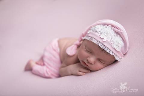 bebê recém nascido newborn brasilia fotografa fotografo fotógrafa brasília df distrito federal baby bebe reborn book melhor leticia franco menina azul e rosa pose do bumbum touca e calça rosa'