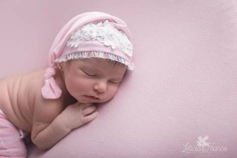 bebê recém nascido newborn brasilia fotografa fotografo fotógrafa brasília df distrito federal baby bebe reborn book melhor leticia franco menina azul e rosa touca e calça rosa pose no bumbum '