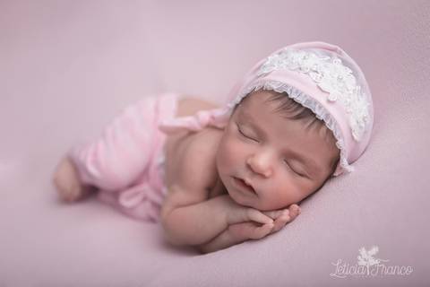 bebê recém nascido newborn brasilia fotografa fotografo fotógrafa brasília df distrito federal baby bebe reborn book melhor leticia franco menina azul e rosa musa de ladinho touca e calça rosa '