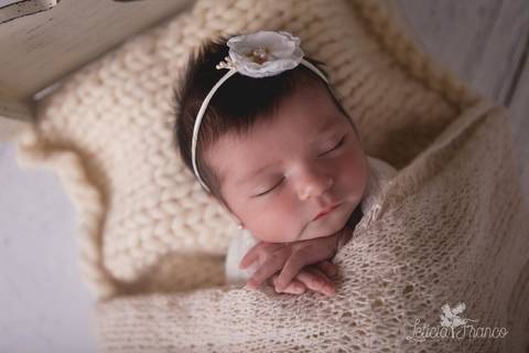 bebê recém nascido newborn brasilia fotografa fotografo fotógrafa brasília df distrito federal baby bebe reborn book melhor leticia franco menina azul e rosa na cama com cobertinha'