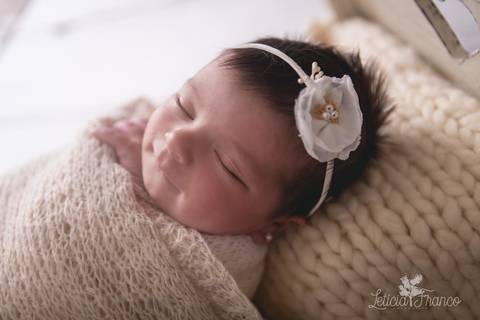 bebê recém nascido newborn brasilia fotografa fotografo fotógrafa brasília df distrito federal baby bebe reborn book melhor leticia franco menina azul e rosa na cama contra luz sorrindo'