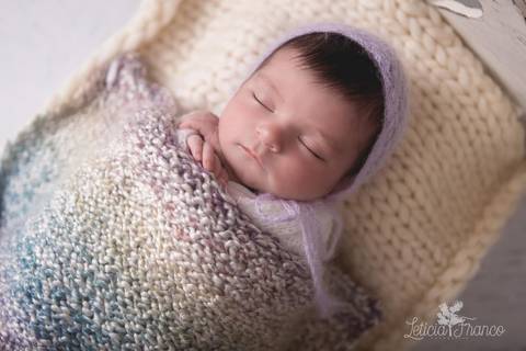 bebê recém nascido newborn brasilia fotografa fotografo fotógrafa brasília df distrito federal baby bebe reborn book melhor leticia franco menina azul e rosa com touca lilás de cima na cama'