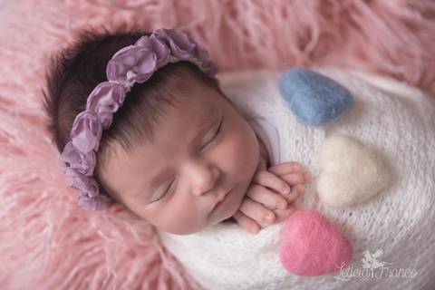 bebê recém nascido newborn brasilia fotografa fotografo fotógrafa brasília df distrito federal baby bebe reborn book melhor leticia franco menina azul e rosa wnrolada no wrap com coroa e corações coloridos'