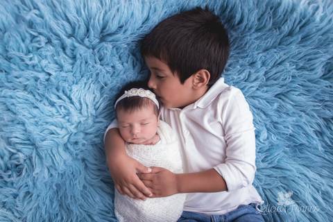 bebê recém nascido newborn brasilia fotografa fotografo fotógrafa brasília df distrito federal baby bebe reborn book melhor leticia franco menina azul e rosa com irmão dando cheirinho enrolada no wrap'
