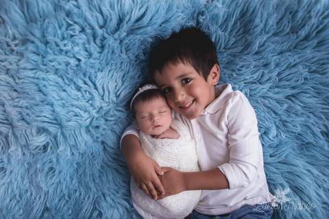 bebê recém nascido newborn brasilia fotografa fotografo fotógrafa brasília df distrito federal baby bebe reborn book melhor leticia franco menina azul e rosa com irmão abraçando enrolada no wrap'