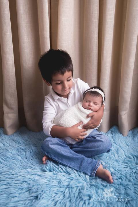 bebê recém nascido newborn brasilia fotografa fotografo fotógrafa brasília df distrito federal baby bebe reborn book melhor leticia franco menina azul e rosa com irmão abraçando enrolada no wrap olhando'