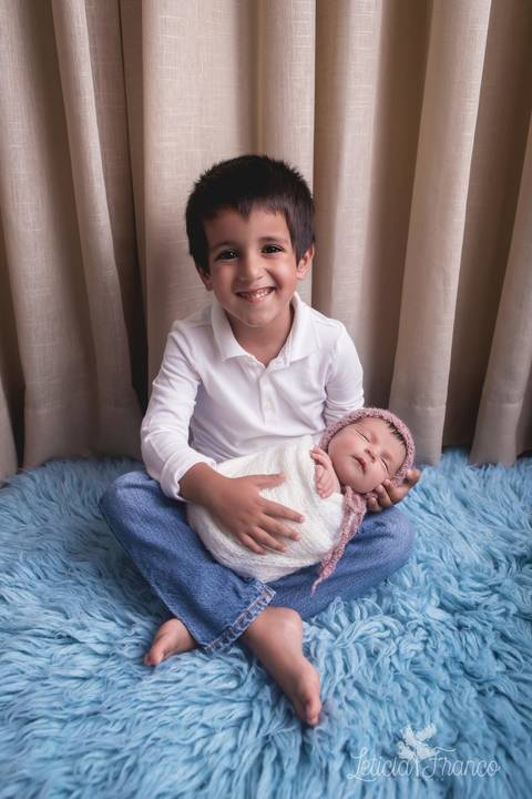 bebê recém nascido newborn brasilia fotografa fotografo fotógrafa brasília df distrito federal baby bebe reborn book melhor leticia franco menina azul e rosa com irmão abraçando enrolada no wrap sorrindo'