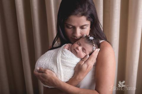 bebê recém nascido newborn brasilia fotografa fotografo fotógrafa brasília df distrito federal baby bebe reborn book melhor leticia franco menina azul e rosa com irmão abraçando enrolada no wrap mamãe dando cheirinho'