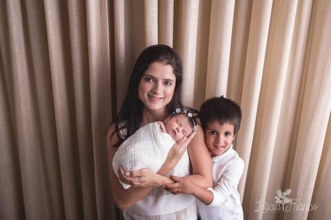 bebê recém nascido newborn brasilia fotografa fotografo fotógrafa brasília df distrito federal baby bebe reborn book melhor leticia franco menina azul e rosa com irmão abraçando enrolada no wrap e a mamãe'