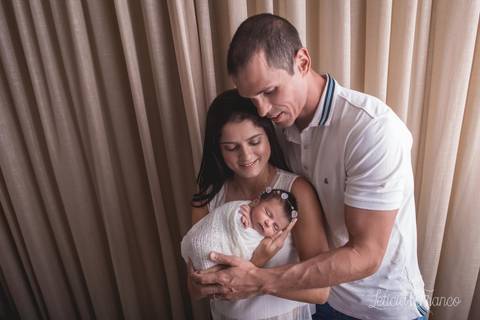 bebê recém nascido newborn brasilia fotografa fotografo fotógrafa brasília df distrito federal baby bebe reborn book melhor leticia franco menina azul e rosa com irmão abraçando enrolada no wrap com a mamãe e o papai'