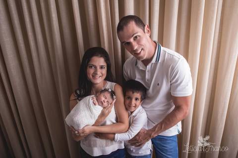 bebê recém nascido newborn brasilia fotografa fotografo fotógrafa brasília df distrito federal baby bebe reborn book melhor leticia franco menina azul e rosa com irmão abraçando enrolada no wrap família toda papai mamãe'