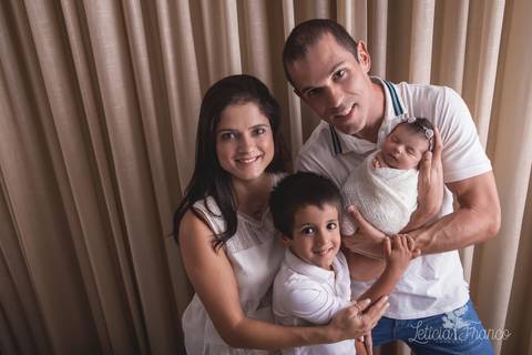 bebê recém nascido newborn brasilia fotografa fotografo fotógrafa brasília df distrito federal baby bebe reborn book melhor leticia franco menina azul e rosa com irmão abraçando enrolada no wrap família toda enroladinha no wrap'