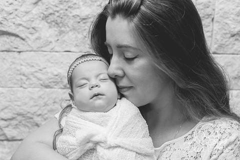 baby bebe com mamãe mãe acompanhamento'