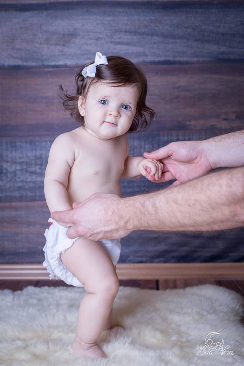 baby em pé bebe 6 7 meses acompanhamento'
