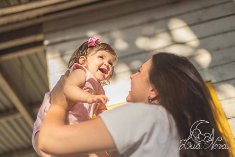 mamãe brincando com a bebe baby olívia 9 meses acompanhamento'