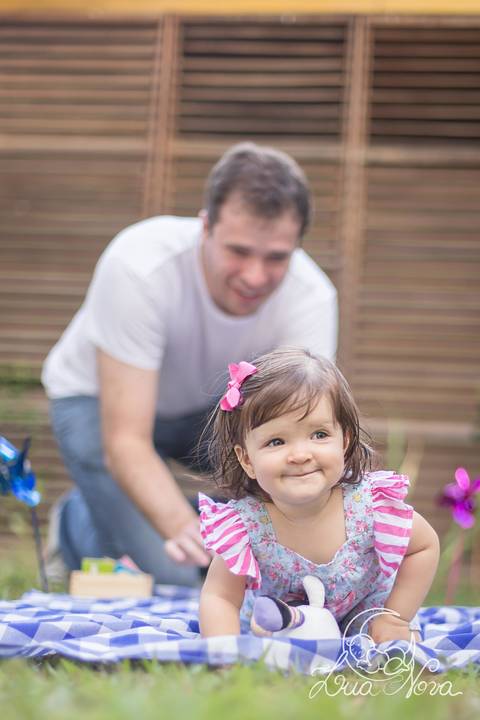 papai engatinhando atrás da filha ensaio externo 9 meses'