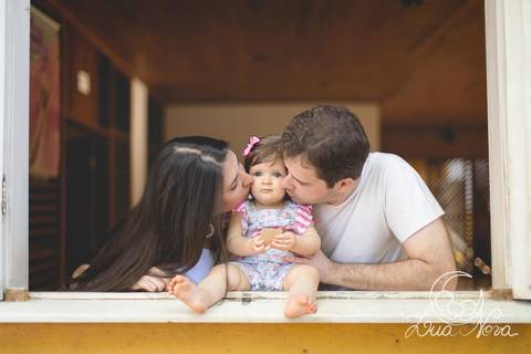 papai e mamãe dando beijinho 9 meses acompanhamento ensaio externo'