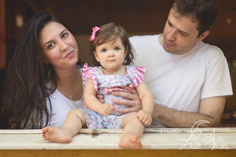 mamãe e papai com bebe baby 9 meses ensaio externo'