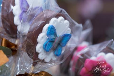 detalhe do pirulito de chocolate jardim com ursinhas borboleta'