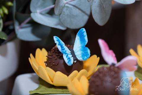 detalhe do docinho bombom com borboleta jardim com ursinhas festa de 1 ano'