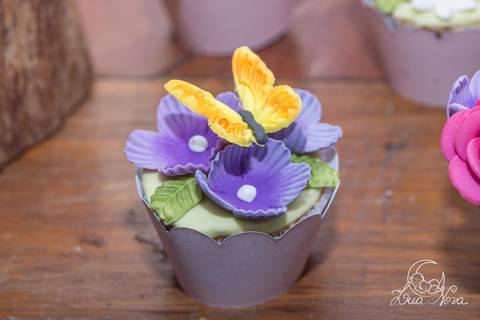 detalhe do cupcake jardim com flores e borboleta ursinhas jardim festa de 1 ano'
