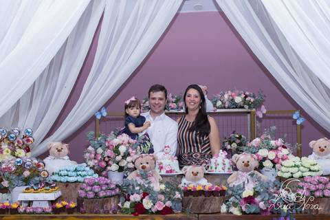 papai e mamãe com baby bebe na mesa do bolo jardim com ursinhas'