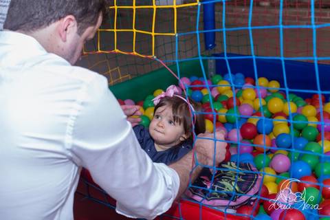 bebe baby brincando com papai na festinha de um ano'